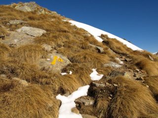 Il sentiero AV1 da Colle Carisey verso Rifugio Coda, al sole con poca neve