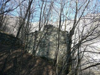 Costruzioni a lisca di pesce alla casa forte di Vasario