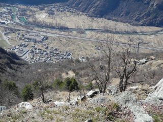 Arnad a picco sotto di noi