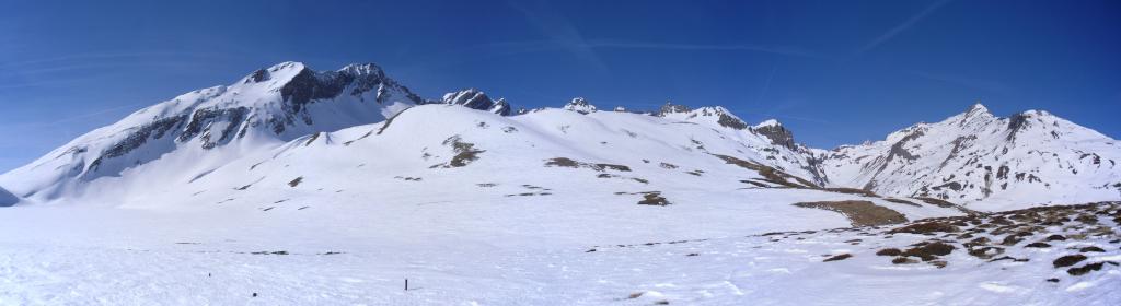 raggiunto il Lago ,si risalgono i ripidi dossi.....