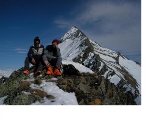 AUTOSCATTO CON LA  SVELTA PIRAMIDE DEL TERRAROSSA