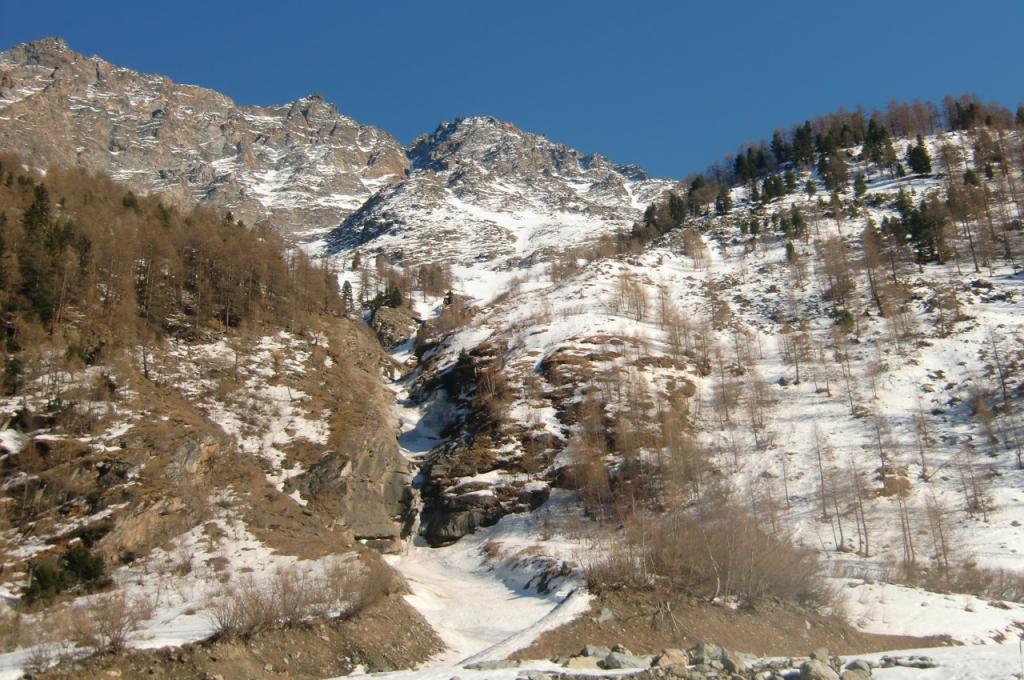 la cascata. Buon punto di riferimento. Si sale bene alla sua destra