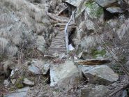 scaletta per superare i tratti più ripidi del canale