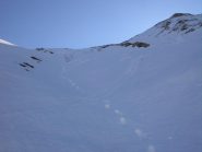 La discesa,a dx delle rocce il percorso di salita e la cresta nord-ovest.