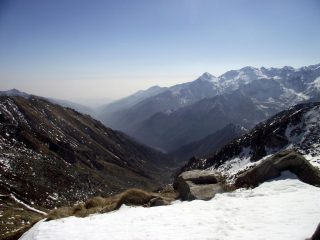 La Valle Cervo dal Rivetti. Si distingue molto bene il Cucco, il Tovo, Il Camino, la testa del Mucrone..