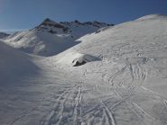 A sx il percorso meno faticoso,a dx in alto la vetta.