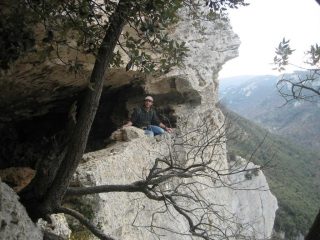 Luca affacciato dalla grotta che si trova nel canyon in discesa.