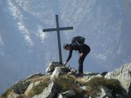 Franco raddrizza ed icunea la croce di vetta