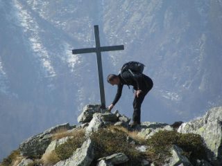 Franco raddrizza ed icunea la croce di vetta