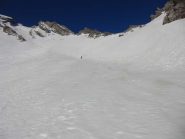 Dal ripiano intermedio l'intaglio 2.606 al centro