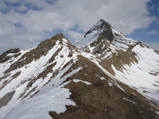 seguiamo la cresta per raggiungere l'elevazione di fronte al Terrarossa