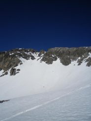 Grande sci!  Al centro in alto il canale di salita