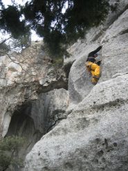 Jacopo nei pressi della grotta.