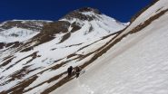 traversando verso il valloncello che ci porterà al Col du Crachet (3-3-2012)