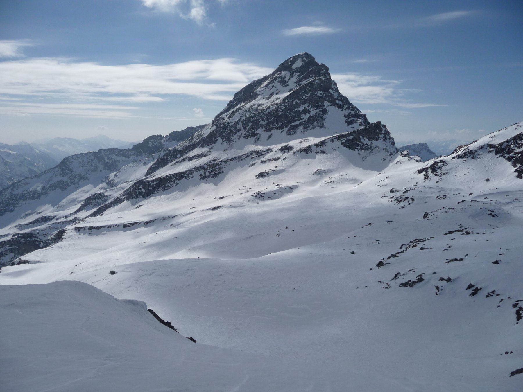 il versante N della Testa Grigia dai pendii superiori oltre il colle N