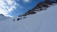 lunga fila di ciaspolanti in salita nel Vallon de Longet