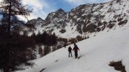 usciti dal bosco, si sale verso la bastionata rocciosa dello Chateau Renard