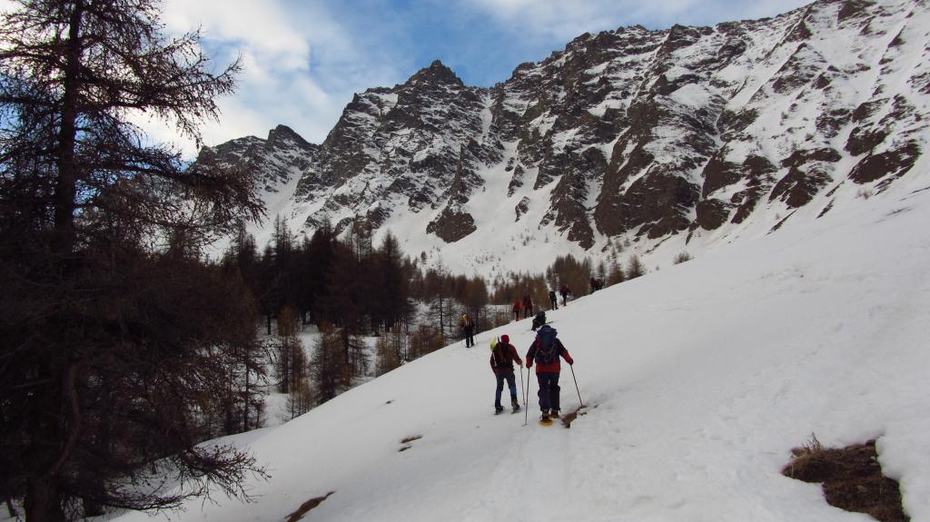 usciti dal bosco, si sale verso la bastionata rocciosa dello Chateau Renard