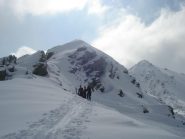 si lasciano gli sci per affrontare a piedi il tratto di cresta che porta in vetta