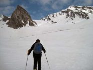 dalla conca superiore verso il vallone di salita a destra della grossa roccia
