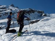 il rifugio è ben lontano, pensate al poveretto che porta la corda..