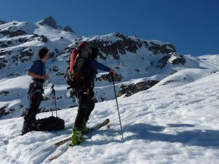 il rifugio è ben lontano, pensate al poveretto che porta la corda..