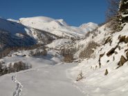 Strada per Dondena a quota 1900 m e sullo sfondo il Monte Rascias
