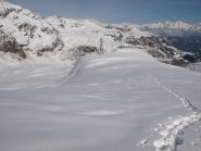 Vista del Monte Dondena vista dal pendio del Monte Rascias. Il puntino nero che segue la mia traccia è l'unico sciatore che ho visto