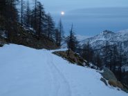 La strada che scende da Dondena, con la luna piena