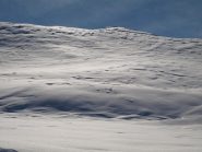 Pendio ripido sotto Punta Asgelas con poca neve polverosa sopra neve trasformata
