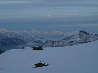 Al ritorno è tardi e la luna compare a Dondena