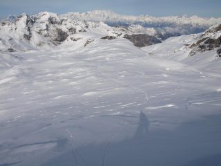 Vista Nord-Est da Punta Asgelas, al centro il Rascias da cui proviene la mia traccia