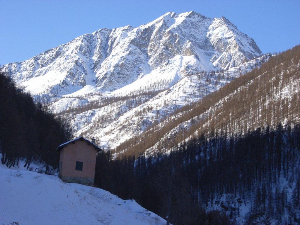 sopra il camino della casa, il canale con la cengia ascendente a dx