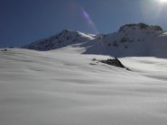 Il pendio superiore,al centro la vetta.