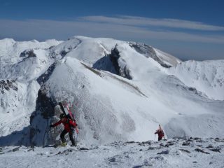 Quasi in vetta, sguardo a E