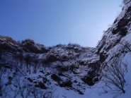 il tratto roccioso che protegge i pendii superiori 