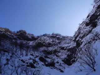 il tratto roccioso che protegge i pendii superiori 