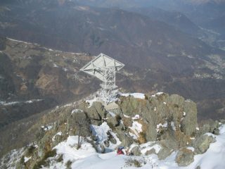 il bruttissimo ripetitore poco sotto la punta