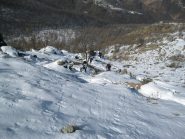 si arranca sul ripido sentiero innevato