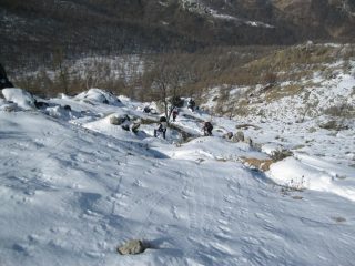 si arranca sul ripido sentiero innevato