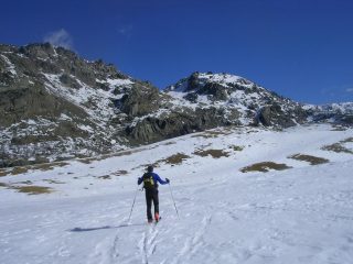 In centro, come appariva oggi, la spelacchiata Cima di Campagneda