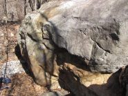 uno dei primi boulder che spuntano dal bosco