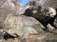 dal boulder di sx partono dei passaggi su quello di dx