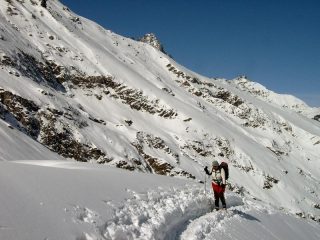 All'incirca a metà del vallone, spunta il Monviso