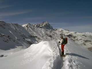 Poco sotto i Fortini di Crosa, in discesa, una simpatica cresta (sede dell'itinerario di salita)