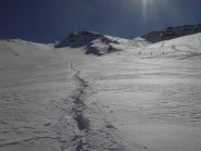 Discesa dal pendio a sx e la prucesiun in salita.