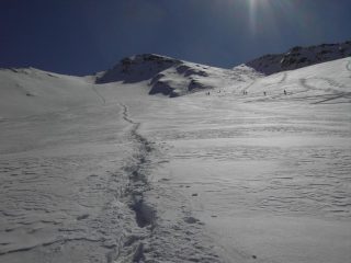 Discesa dal pendio a sx e la prucesiun in salita.