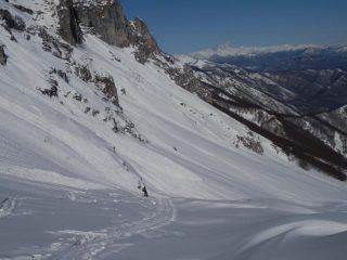 valanghe molto vicine alla traccia di salita...la più in basso sta cadendo