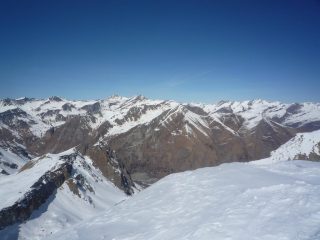 dalla punta uno sguardo sui versanti pelati... 