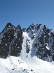 Il passo ed il canale di discesa (quello a dx)
